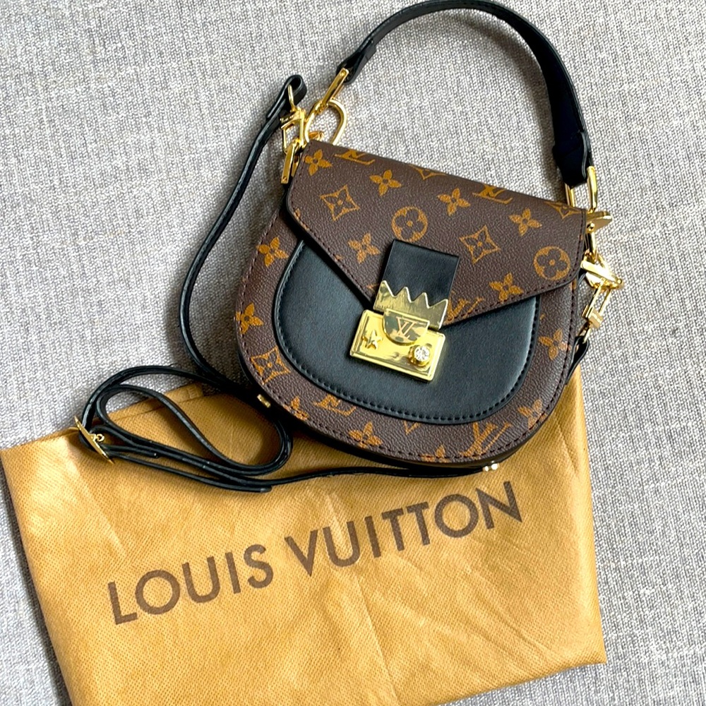 Crossbody handbag